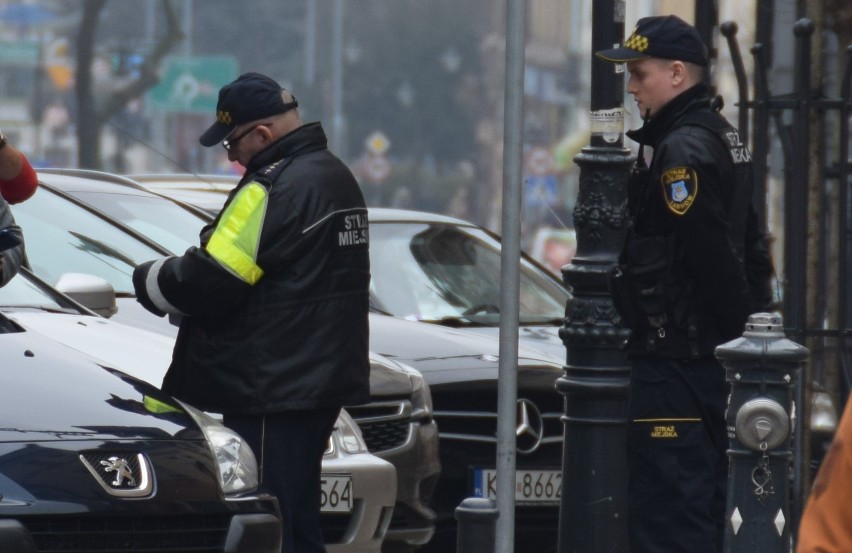 Koronawirus. Straż Miejska w Tarnowie legitymuje młodzież i przepytuje, dlaczego nie są w domach