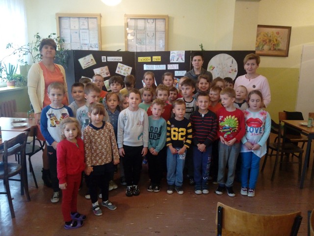 Uczestnicy akcji w szkole podstawowej w Cukrówce.