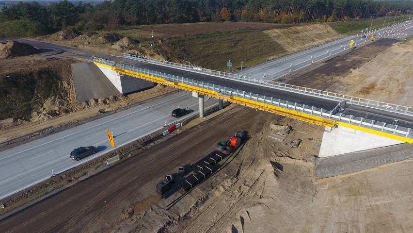 Na zdjęciach budowa autostrady A1 na wszystkich pięciu...