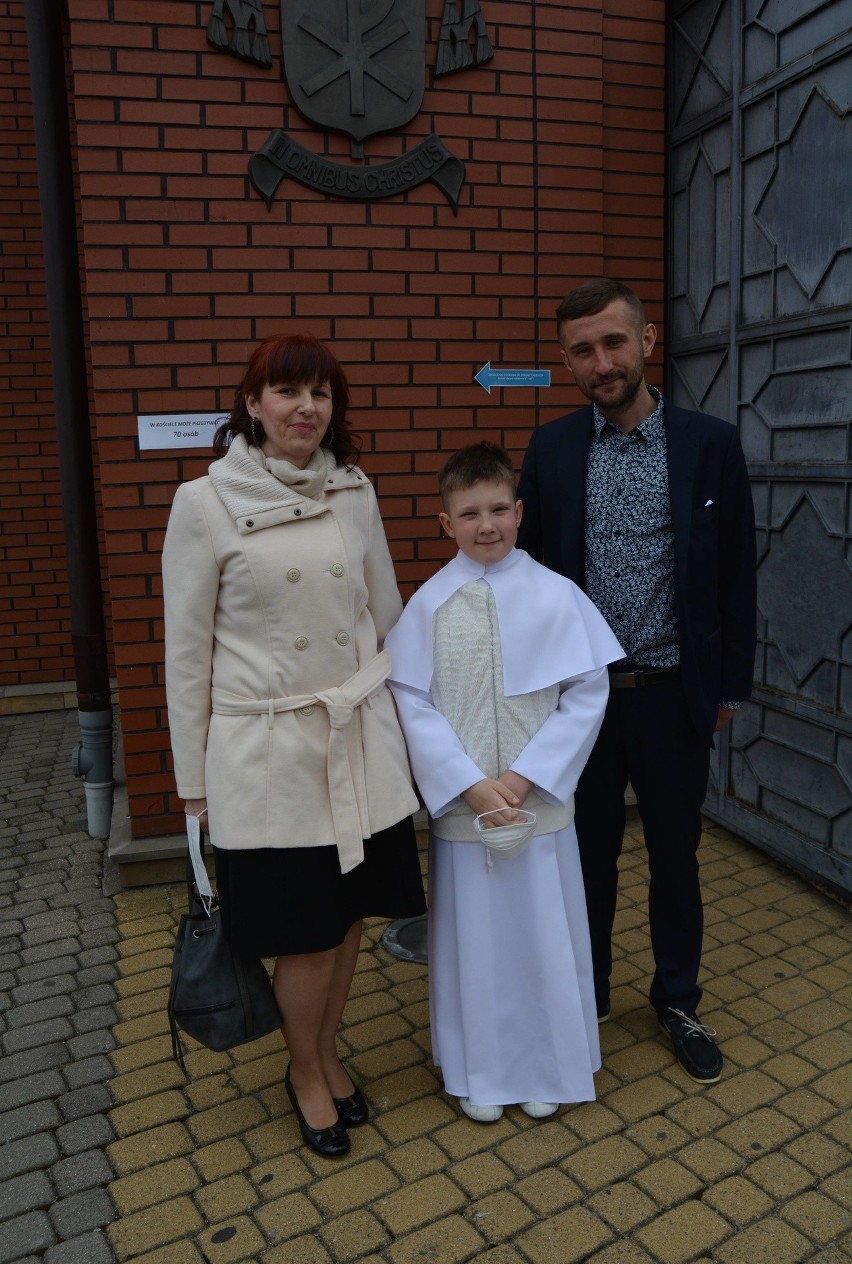 Ostrołęka. Komunia św. w parafii pw Zbawiciela Świata (trzy msze św.). 01.05.2021 r. Zdjęcia