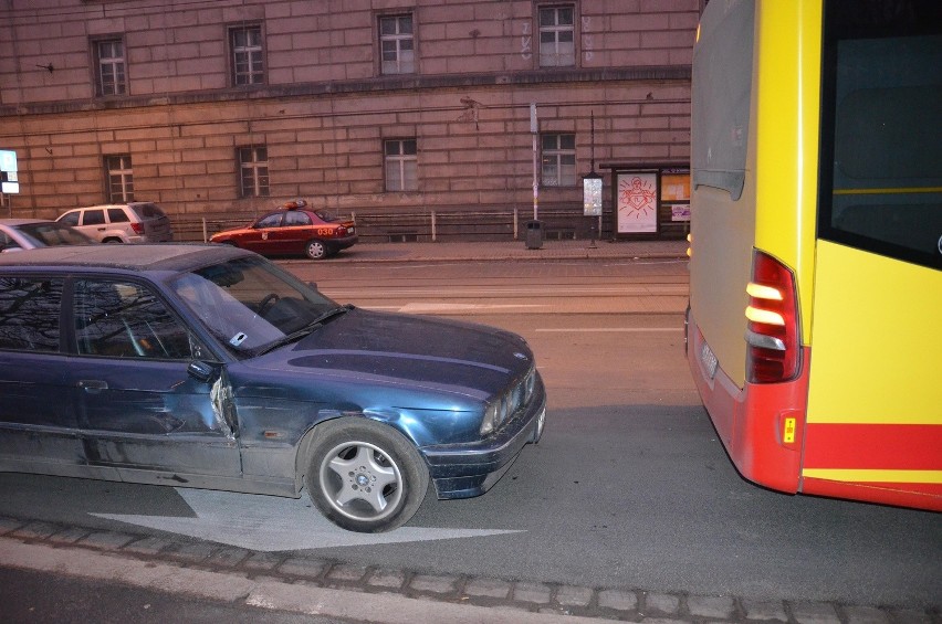 Wrocław: Zderzenie BMW z autobusem MPK (ZDJĘCIA)