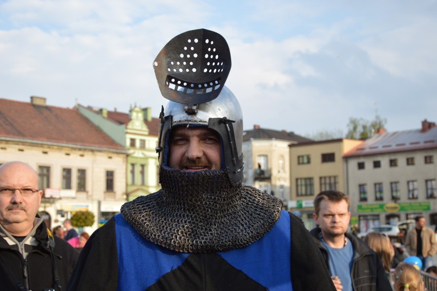 Jarmark w Oświęcimiu. Nie ma róży bez ognia [ZDJĘCIA, WIDEO]