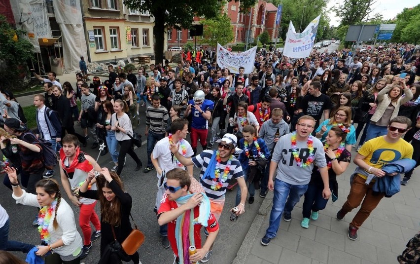 Juwenalia 2015 w Szczecinie. Studenci przeszli ulicami...