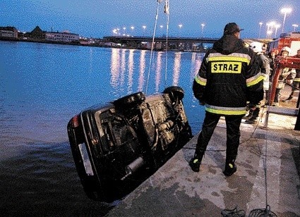 Mężczyźni w oplu prawdopodobnie byli zajęci rozmową. Nie zauważyli, że są zbyt blisko nabrzeża. Potem było za późno. Samochód stoczył się do rzeki. 