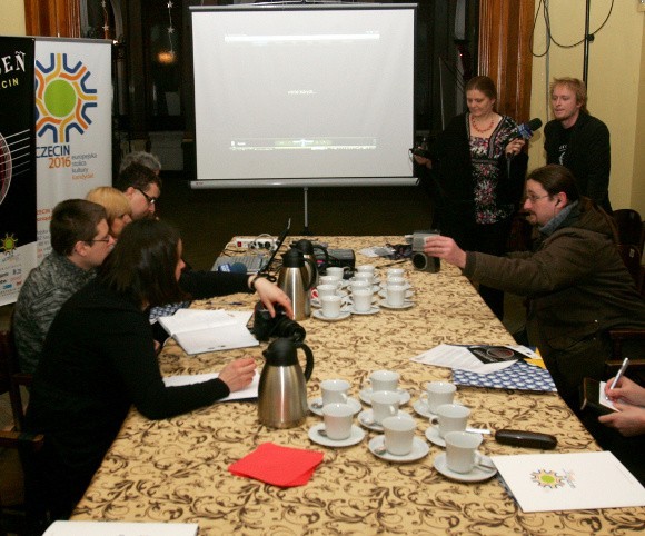 Olek Różanek (przy mikrofonie) liczy, że dzięki festiwalowi Szczecin będzie przez miesiąc tętnił życiem.