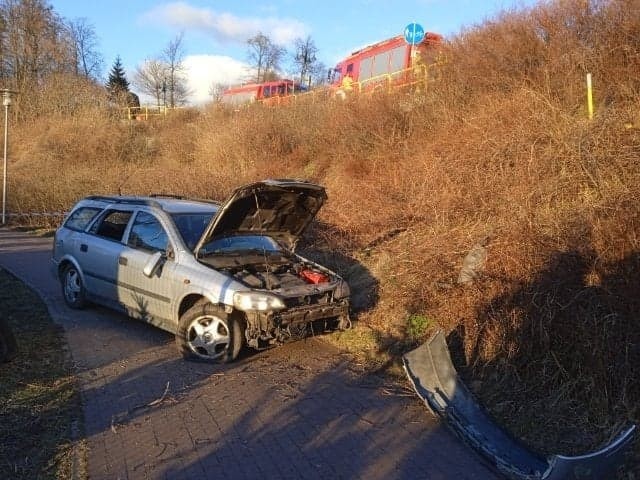 Samochód osobowy opel astra spadł z DK 25 koło ronda Grudzińskiego w Sępólnie na promendę wokół jeziora