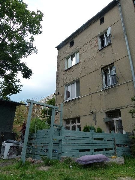 2,5–latek pozostawiony sam w domu przy ul. Bednarskiej. Opiekun pił u sąsiada