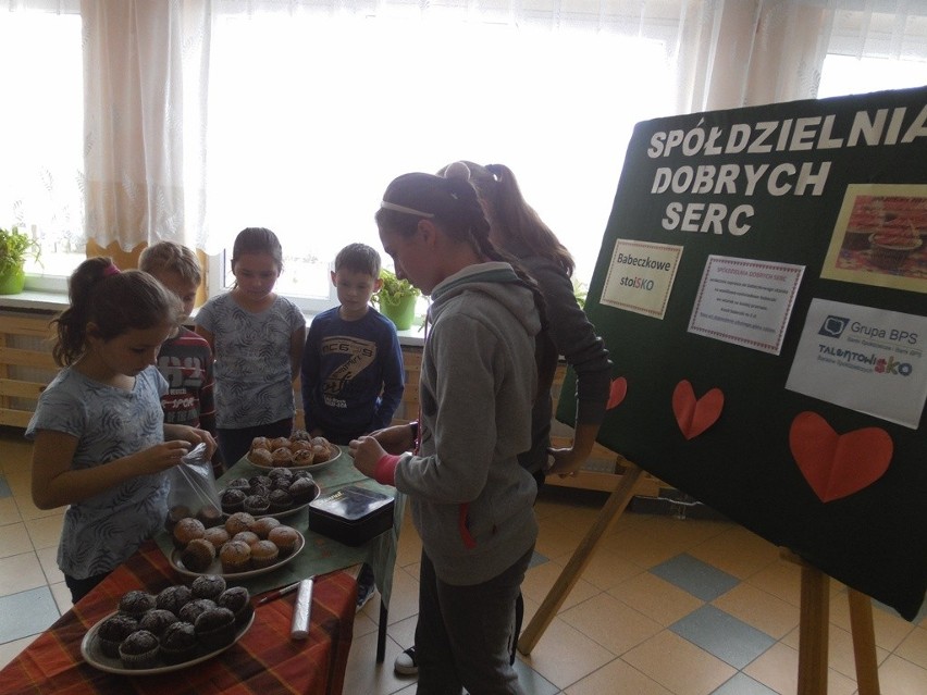 Uczniowie z Lubczy biorą udział w programie mającym na celu doposażenie szkolnego placu zabaw