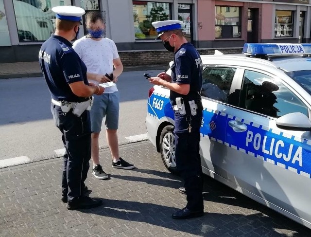 Od początku wprowadzenia czerwonej strefy i obostrzeń z tym związanych policjanci nałożyli łącznie 68 mandatów karnych  głównie za nie stosowanie się do nakazu zakrywania ust i nosa w przestrzeni publicznej oraz zastosowali 771  pouczenia.