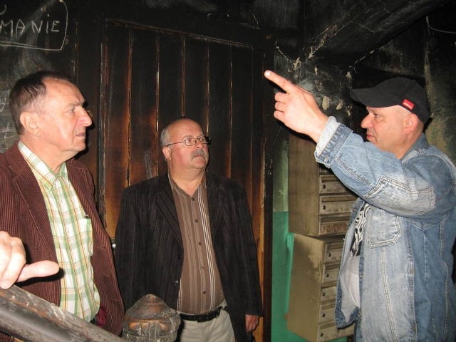 Edward Skobelski (z lewej) i Ryszard Suprynowicz w środę oglądali spaloną kamienicę. Rozmawiali m. in. z Mirosławem Bąkowskim.