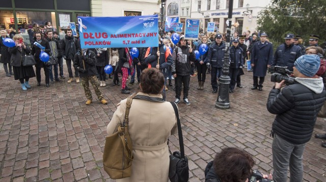 Niepłacenie alimentów  jako przemoc ekonomiczna było hasłem przewodnim Marszu Białej Wstążki w Toruniu.