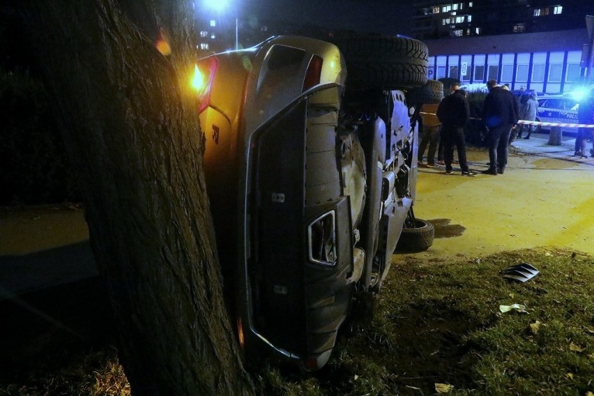 Groźny wypadek na Szczepinie. Samochód wywrócił się na bok i uderzył w drzewo [ZDJĘCIA]