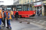 Wypadek w Chorzowie: Na rynku wykoleił się tramwaj. Są utrudnienia [ZDJĘCIA]