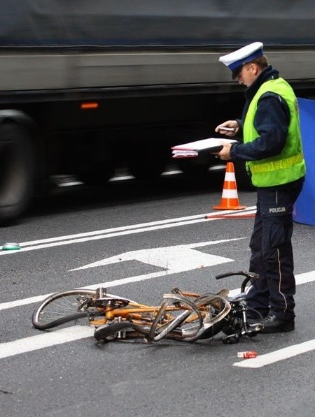 Wypadek w Walidrogach. Zginął rowerzysta. Kierowca, który potrącił go samochodem, uciekł z miejsca zdarzenia.