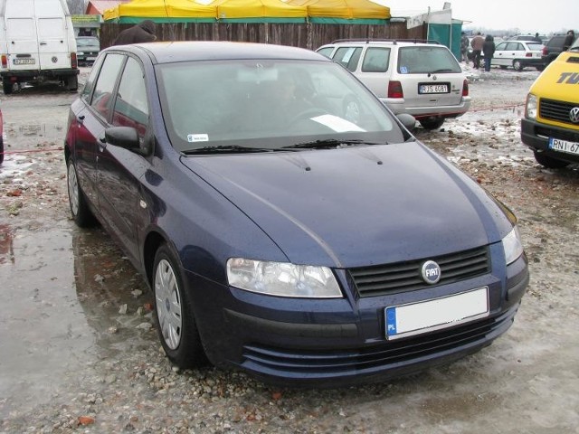 1. Fiat stiloSilnik 1,2 benzyna, przebieg 105000 km. Rok produkcji 2003. Wyposazenie: 2 poduszki powietrzne, elektrycznie sterowane szyby, radioodtwarzacz, ABS, EBD, komputer pokladowy. Cena 14900 zl.