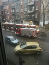 Wypadek autobusu w Bytomiu linii 820: Zderzył się z koparką. Kierowca w szpitalu