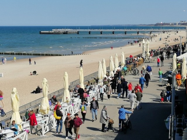 Piękna pogoda zachęcała w sobotę do wypoczynku na świeżym powietrzu. Na plaży w Kołobrzegu pojawiły się tłumy spacerowiczów.