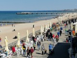 Słoneczna sobota na plaży w Kołobrzegu. Tłumy spacerowiczów [ZDJĘCIA]