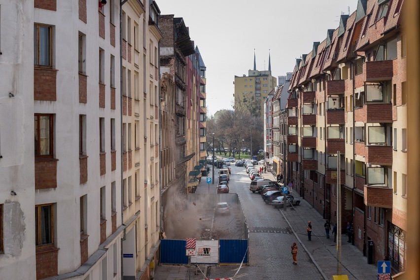 Wrocław: Zapomniał przeparkować auto? Budowlańcom to nie przeszkadzało (ZDJĘCIA)