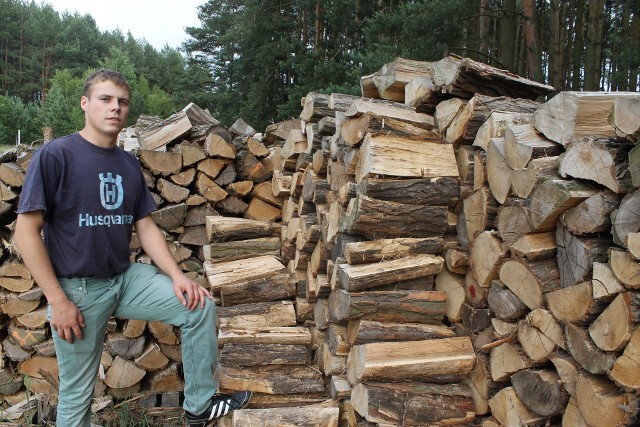 Ziemia chleba wszystkim nie da, więc trzeba robić biznes- Moi koledzy po skończeniu szkoły pojechali do pracy w Niemczech, a ja dzięki firmie mam zajęcie na miejscu - mówi Robert Dendera.