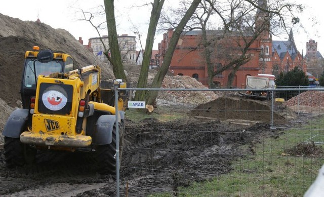 Tej tragedii nie sposób zapomnieć. W październiku ub. r. koparka zabiła 44-latka, pracującego na budowie Muzeum Twierdzy Toruń. Prokuratura przygotowała zarzuty dla operatora maszyny Tomasza M.Czytaj więcej na kolejnych stronachtekst: Małgorzata Oberlan