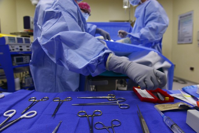 Chirurdzy ze Śląskiego Centrum Chorób Sercaw Zabrzu z powodzeniem przeszczepili płuca u chorego na Covid-19 ratownika medycznego (zdjecie ilustracyjne)