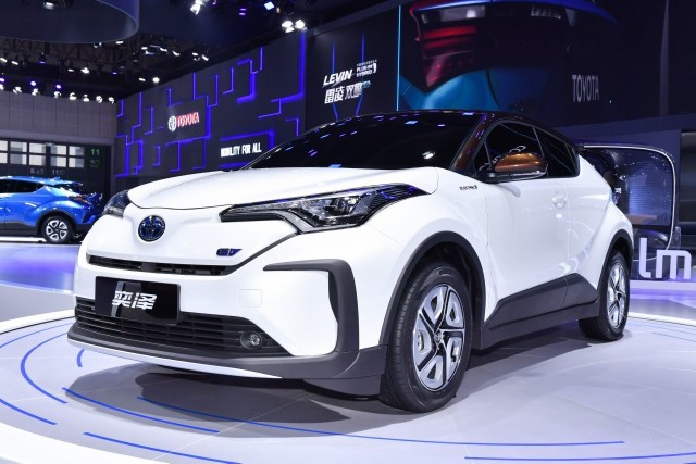 Toyota i Lexus ogłosiły, że już 26 kwietnia zadebiutują w Chinach trzy nowe elektryczne crossovery – bliźniacze modele Toyota C-HR EV i Toyota IZOA EV oraz Lexus UX 300e. W ten sposób największy japoński producent samochodów rozpoczyna swoją ekspansję na rynku aut elektrycznych.Fot. materiały prasowe