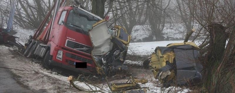 Groźny wypadek. Ciężarówka zepchnęła matiza z drogi i wgniotła go w drzewo (zdjęcia)