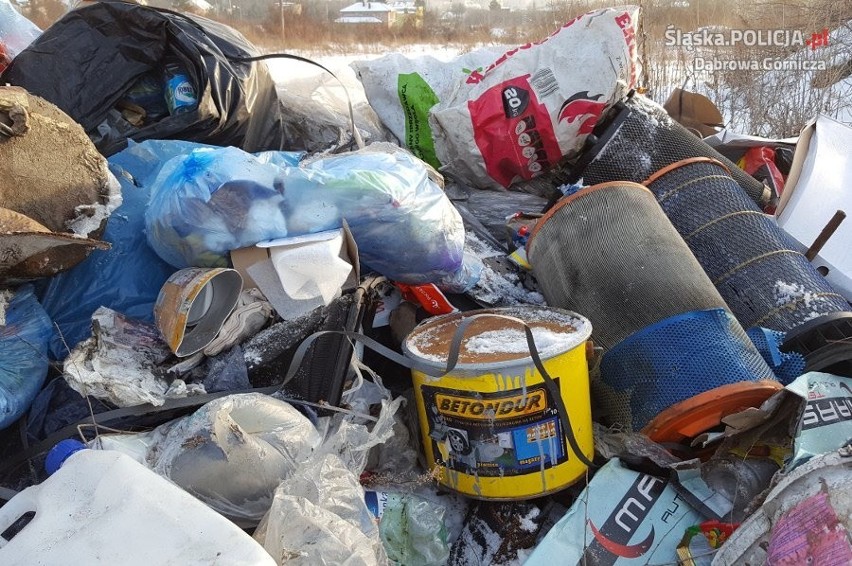 Nieletni wyrzucali niebezpieczne odpady [FOTO]