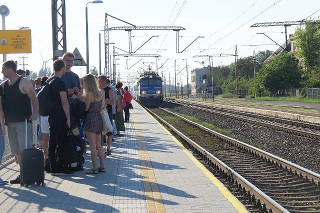 Na stację Inowrocław Rąbinek wjeżdża pociąg PKP IC relacji Poznań - Warszawa. Połączenia do Warszawy cieszą się bardzo dużą popularnością wśród inowrocławian