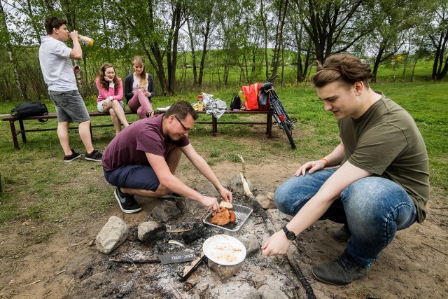 Co roku wielkim zainteresowaniem wśród bydgoszczan cieszy się polana grillowa w Myślęcinku, położona przy stawie naprzeciwko stoku narciarskiego. To jedyne miejsce w parku, gdzie legalnie można rozpalić grilla prywatnie.