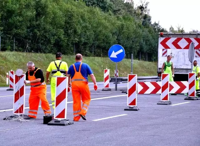 Na odcinkach, gdzie ruch odbywać się będzie dwukierunkowo po jednej jezdni, obowiązuje ograniczenie do 80 km/h.