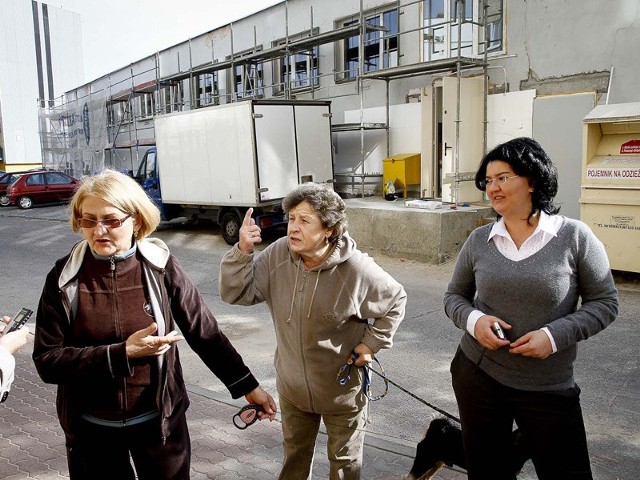 Wstaję zwykle o siódmej rano, ale teraz mam przymusową pobudkę już o piątej. Później nie mogę wypić spokojnie porannej kawy, bo pod oknem w kuchni słyszę huk rozładowywanych palet - denerwuje się Małgorzata Karecka (na zdjęciu z prawej), mieszkanka Dziesięcin.