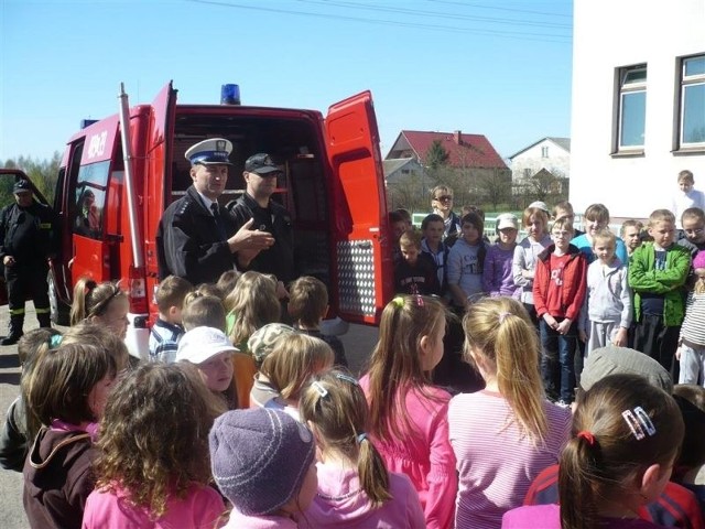 Strażacy z Lipska i Ciepielowa w ramach ciekawostki zademonstrowali uczniom wyposażenie i działanie wozu ratownictwa drogowego.