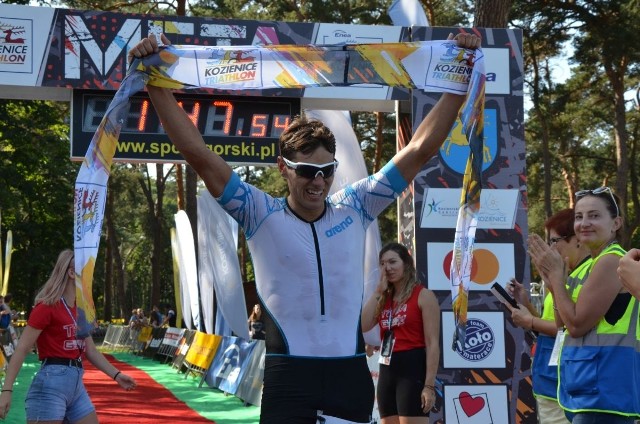 Tomasz Szala z Nowej Iwicznej uzyskując niesamowity czas dobiegł do mety Enea Kozienice Triathlon 2019 jako pierwszy.