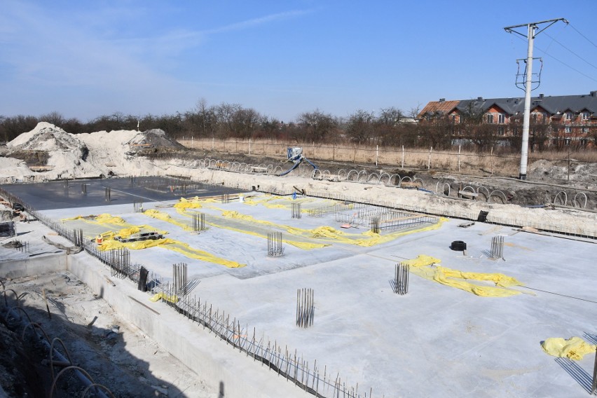 Osiedle Nowa Dzielnica w Busku-Zdroju już się buduje. Wylano fundamenty. Ma tu być 60 mieszkań. Zobaczcie zdjęcia
