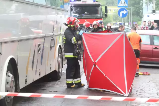 Śmiertelny wypadek przy skrzyżowaniu ulic Ślężnej i Sanockiej. Kobieta jadąca z dzieckiem na rowerze została potrącona przez autobus, a następnie wciągnięta pod pojazd. Matka zginęła na miejscu, mały chłopiec z ciężkimi obrażeniami ciała trafił do szpitala