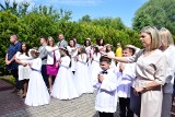 Pierwsza Komunia Święta 2024 dzieci z parafii Świętej Barbary w Tarnobrzegu. Zobacz zdjęcia z uroczystości w kościele