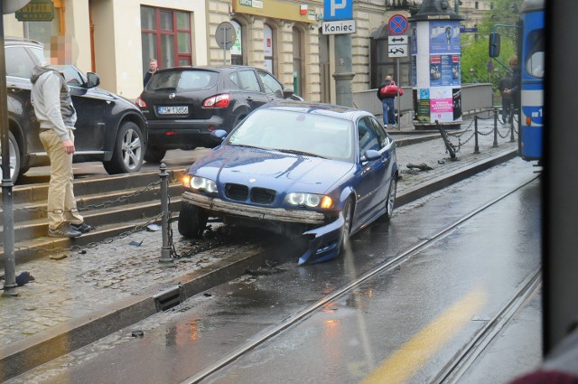 Kierowca BMW wjechał w słupki na ul. Lubicz i spowodował poważne utrudnienia w tym rejonie.