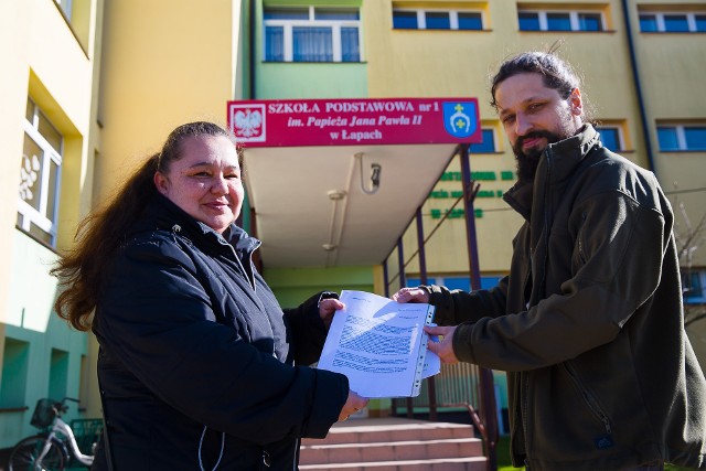Agnieszka Bokiniec i Andrzej Fronc, rodzice z Łap nie poddają się w walce o Szkołę Podstawową nr 1. Zebrali ponad 900 podpisów. Chcą, by radni zajęli się ich wnioskiem.