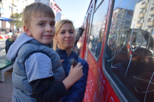 W sobotę 30 września Gorzów na co najmniej rok rozstaje się z tramwajami. A z tymi wysłużonymi, nawet kilkudziesięcioletnimi, to w zasadzie już na dobre. Gorzowianie nie kryją wzruszenia…- Życzymy tramwajom, aby jak najszybciej do nas wróciły – mówił nam 5-letni Maurycy Rudnicki. W sobotę 30 września przed południem spotkaliśmy go na przystanku tramwajowym przy katedrze. Na trzy godziny stanął tu „helmut”, czyli pochodzący z niemieckiego Kassel najstarszy kursujący po Gorzowie tramwaj. Uwierzycie, że został wyprodukowany w 1966?!Teraz poczciwe niemieckie tramwaje ustąpią miejsca nowym pojazdom. Miasto już zamówiło 14 tramwajów, które powstaną w bydgoskiej Pesie. Pierwsze z nich przyjadą do Gorzowa pod koniec 2018 r. Dlaczego więc dotychczasowe już teraz odchodzą na emeryturę?Już za kilka dni rozpoczynają się na dobre remonty i przebudowy torowisk. Na początku na ponad 2,6-kilometrowym odcinku na al. 11 Listopada. Tu prace mają zacząć się w najbliższym tygodniu, a to jest jedyna trasa do zajezdni.W sobotę 30 września trwa więc pożegnanie z tramwajami. Od 11.00 do 14.00 na najstarszym gorzowskim pojeździe każdy mógł napisać i namalować, co chce. Wśród wielu gorzowian nie zabrakło też Elżbiety Niewrzałek, emerytowanej już motorniczej.- Tym tramwajem jeździłam od 1992 r. Bałam się go, bo jeździł dużo szybciej niż te tramwaje, które mieliśmy wcześniej – mówiła pani Elżbieta. Na cześć odchodzącego tramwaju napisała nawet wiersz, który napisała na jednej z szyb tramwajowych. Jego treść znajdziecie na zdjęciu w naszej galerii. Zaczyna się od słów: „Mój kochany tramwaju, / razem byliśmy od wielu lat. / Dawałeś radości i smutki, / Gorzowa ulice przemierzając szmat".Macie ochotę przejechać się jeszcze tramwajem? Do końca dnia linia nr 2 kursować będzie regularnie jak w sobotę. Jako ostatni na szyny ma wyjechać tramwaj pomalowany przez mieszkańców. O 22.39 wyruszy on z Wieprzyc na Piaski, a o 23.09 z Piasków wyruszy w swój ostatni kurs do zajezdni. Uwaga! Przejazd nie jest bezpłatny. Ba! Jest już kilka osób, które chcą jechać bez ważnego biletu i dostać mandat za jazdę „na gapę”, by móc go zapłacić i zachować na pamiątkę. – Sam chciałbym taki dostać, bo jestem na kontakcie menadżerskim i nie mam uprawnień do bezpłatnych przejazdów – mówił nam przy okazji malowania „Helmuta” o numerze bocznym 223 dyrektor Miejskiego Zakładu Komunikacji – Roman Maksymiak.Zainteresowanie ostatnim kursem jest ogromne. - Jeden tramwaj nie wystarczy - mówił nam już w tygodniu motorniczy Ryszard Król, który będzie prowadził ostatni tramwaj.- Chyba trzeba będzie podstawić z dwa albo trzy wozy - mówi dyr. Maksymiak.Zobacz również: Magazyn Informacyjny Gazety Lubuskiej: