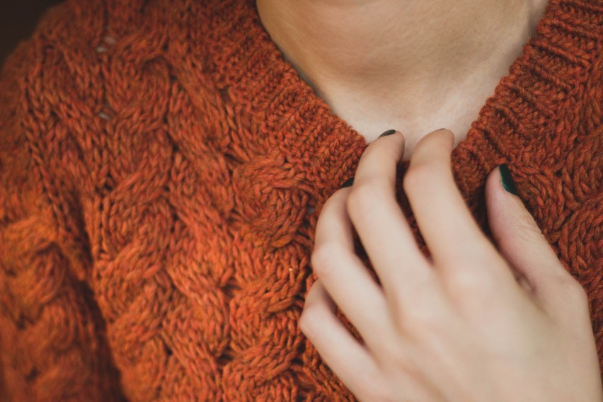 Gryzący sweter doprowadza cię do szału? Wypróbuj te 4 domowe triki.  Sprawdź, jak skutecznie pozbyć się dyskomfortu | RegioDom