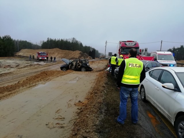 Śmiertelny wypadek na DK1 koło Radomska. Zderzenie bmw i tira na drodze do Częstochowy. Zdjęcia z wypadku bmw