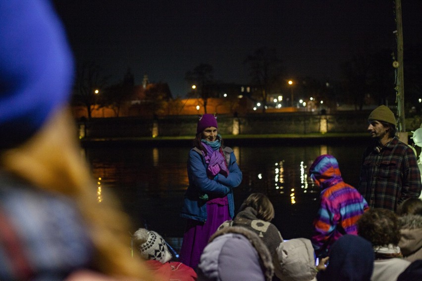 Kraków. "W moim domu śpiewać mi wolno". Niecodzienny występ muzyczny na Wiśle 