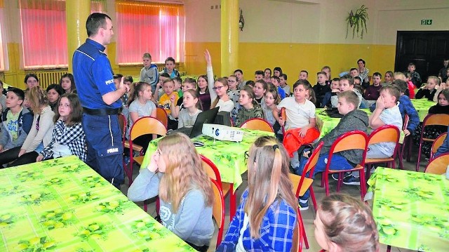 Wszystkie dzieci były bardzo zainteresowane rozmową z szydłowieckimi służbami mundurowymi, czyli policjantami oraz strażakami.