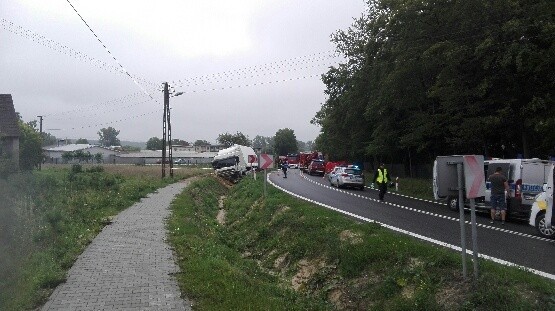 Motkowice. Wypadek ciężarówki z osobówką na drodze krajowej numer 78, jedna osoba nie żyje