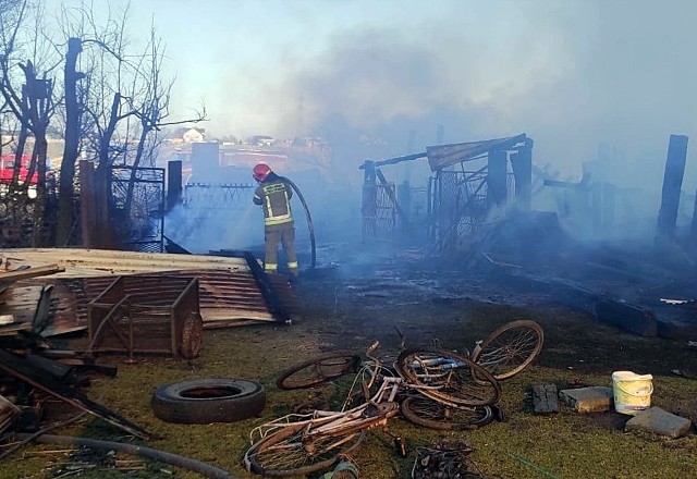 W Ornontowicach doszło do pożaru w gospodarstwie rolnym. Ogień w całości objął dwa połączone ze sobą budynki. Zobacz kolejne zdjęcia. Przesuwaj zdjęcia w prawo - naciśnij strzałkę lub przycisk NASTĘPNE
