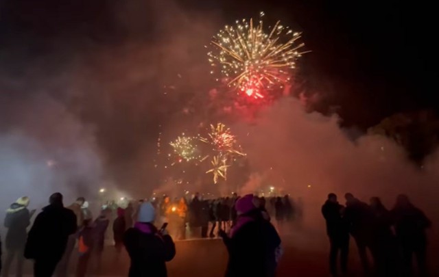 W Połańcu powitano Nowy Rok barwnym widowiskiem laserowym i fajerwerkami.