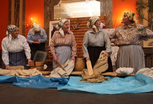 Zespół "Kowalanki&#8221; z Kowali pokazał jak kobiety prały przed wynalezieniem pralki.