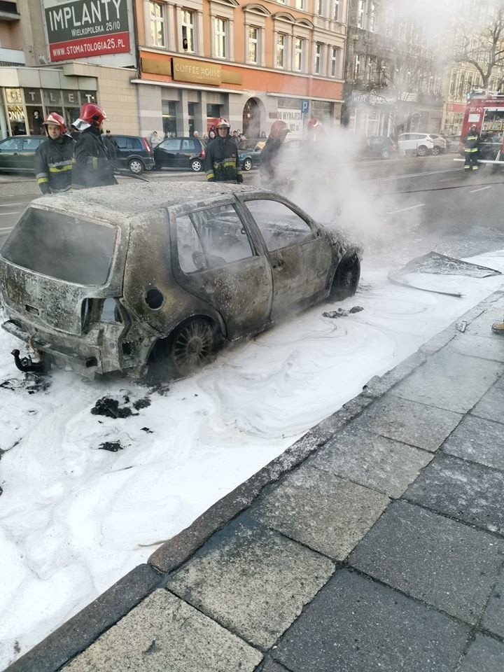 Pożar na Wojska Polskiego w Szczecinie. Samochód stanął w ogniu [ZDJĘCIA, WIDEO]